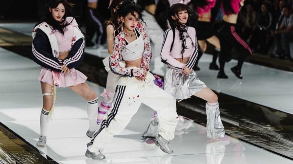 富邦优配 2026春夏上海时装周收官：从秀场到街区，时尚走进生活